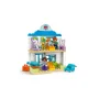 Vista completa della clinica medica LEGO DUPLO con dottore, pazienti, attrezzature mediche colorate e animali su due piani