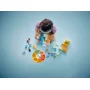 Bambino che gioca con set LEGO ambulatorio medico, figure dottore e paziente, strumenti medici e ruota emozioni colorata