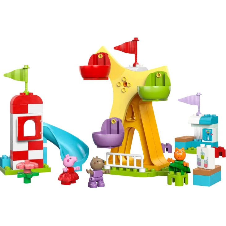 Overzicht van LEGO kermis met kleurrijk reuzenrad, blauwe glijbaan, gestreepte vuurtoren en 3 figuurtjes op witte achtergrond