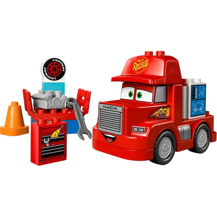 Rode LEGO Mack vrachtwagen met groene ogen en nummer 95, met racestand met band, oranje kegel en gereedschap