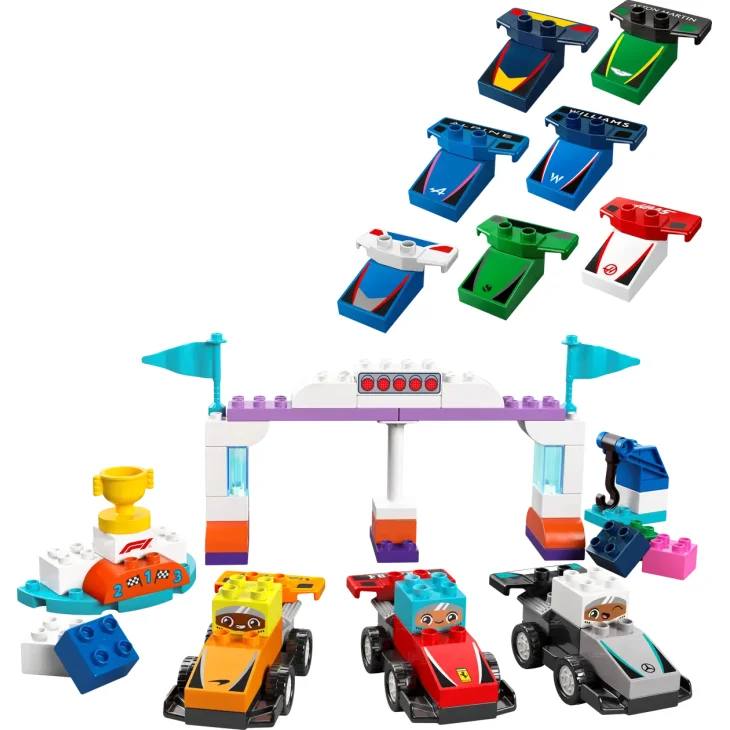 Overzicht van de LEGO-set met drie kleurrijke F1-racewagens, coureurs, finishlijn met vlaggen en diverse race-accessoires