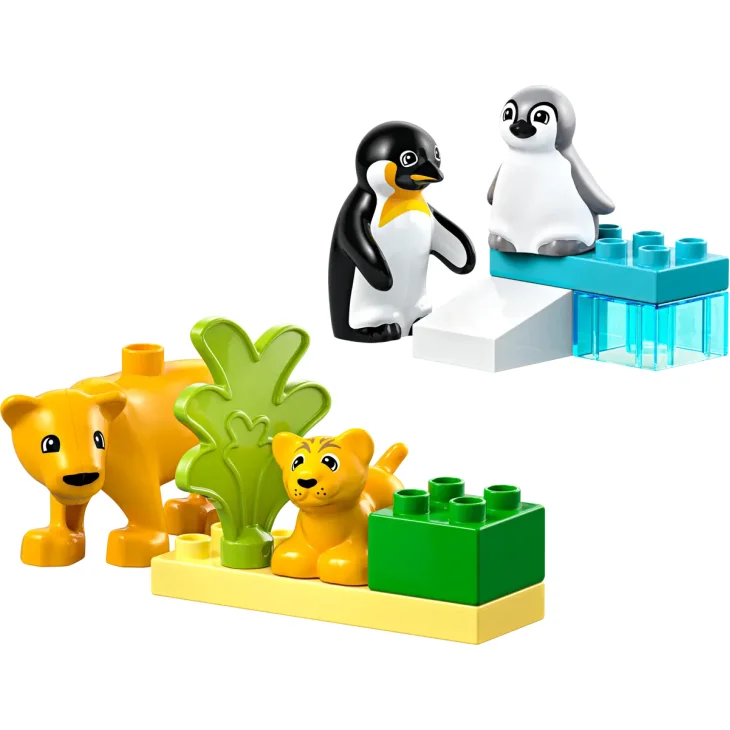 LEGO-figuren van volwassen pinguïn en kuiken op blauwe ijsberg, met volwassen leeuw en welp naast groene plant