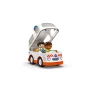 Witte en oranje LEGO ambulance met twee poppetjes erin, totaaloverzicht op witte achtergrond