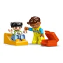 LEGO DUPLO ambulancemedewerker in geel uniform met klein meisje op oranje brancard en gele ziekenhuisbed