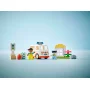 Overzicht van LEGO set met witte ambulance, chauffeur, patiënt, ziekenhuis, verkeerslicht en medische accessoires