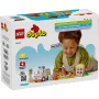 LEGO DUPLO 10447 doos toont kind spelend met witte en oranje ambulance, chauffeursfiguur en bouwelementen