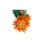 LEGO chrysant met oranje, rode en gele bloemblaadjes in concentrische cirkels en groene bladeren aan de steel LEGO chrysant met oranje, rode en gele bloemblaadjes in concentrische cirkels en groene bladeren aan de steel