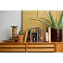LEGO Balrog Book Nook geïntegreerd tussen boeken op houten plank met groene planten en vintage decoratie