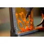 Close-up van verlichte LEGO Balrog in oranje en rood licht, vuur- en schaduwwezen met zweep en vleugels in grijze stenen omgeving