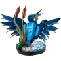 Blauwe LEGO-ijsvogel met gespreide vleugels op ronde basis met riet en kristalhelder watereffect