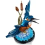 LEGO-ijsvogel met gespreide blauwe vleugels, puntige zwarte snavel, duikt naar vijver met vissen en lisdoddes