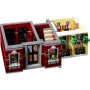 Overzicht van LEGO jazzclub met rood-gele tweelaagse gevel, balkons met bloemen en zichtbare gedetailleerde interieurs Overzicht van LEGO jazzclub met rood-gele tweelaagse gevel, balkons met bloemen en zichtbare gedetailleerde interieurs