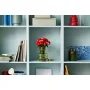 LEGO rode rozen boeket in groene glazen vaas op witte plank omringd door boeken en decoratieve voorwerpen LEGO rode rozen boeket in groene glazen vaas op witte plank omringd door boeken en decoratieve voorwerpen