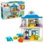 Tweeverdiepse LEGO Duplo medische kliniek met dokter, patiënt en hond, blauwe weegschaal en kleurrijke medische accessoires