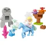 Volledig overzicht van LEGO-set met Elsa op blauw paard, blauwe salamander Bruni, grijze steenreus en kleurrijke boom