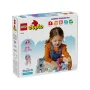 LEGO DUPLO doos toont meisje spelend met Elsa en Bruni, grijze salamander, in kleurrijke betoverde bos omgeving