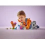 Kind speelt met LEGO Elsa en Bruni set, Elsa figuur, roze salamander Bruni, boom en grijze rots zichtbaar
