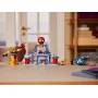 Spidey hoofdkwartier LEGO-set met blauw-rood gebouw, Spider-Man en Ghost-Spider figuren, voertuigen en schurken op tafel Spidey hoofdkwartier LEGO-set met blauw-rood gebouw, Spider-Man en Ghost-Spider figuren, voertuigen en schurken op tafel