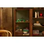 LEGO Gouw-set op houten plank met hobbithuizen, groene tuinen en figuren in gezellige woonkamer omgeving LEGO Gouw-set op houten plank met hobbithuizen, groene tuinen en figuren in gezellige woonkamer omgeving