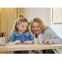 Een moeder en dochter spelen samen met kleurrijke LEGO-stenen op een tafel in een lichte woonkamer