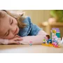 Kind speelt met LEGO DUPLO set - figuur met baby, kleurrijke verschoontafel en knutselaccessoires