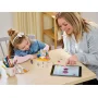 Een moeder en dochter spelen samen met kleurrijke LEGO-stenen op een tafel, met een digitale tablet voor creatief spel