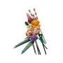 Kleurrijk LEGO bloemenboeket met oranje, roze, paarse en lavendel bloemen op groene stengels op witte achtergrond