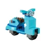 Turquoise blauwe LEGO scooter met transparante koplamp, rode spiegel en zwarte wielen op witte achtergrond