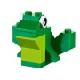 Groene LEGO-kikker met gele buik en groot wit rond oog, gebouwd van groene en gele stenen
