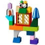 Kleurrijke LEGO-robot met expressieve ogen, knipperend baken, raamwerk en beweegbare benen op witte achtergrond