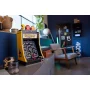 Gele LEGO PAC-MAN arcade-kast met spelscherm en kleurrijke figuren, geplaatst op wit meubilair in moderne woonkamer Gele LEGO PAC-MAN arcade-kast met spelscherm en kleurrijke figuren, geplaatst op wit meubilair in moderne woonkamer