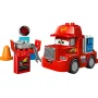 Rode LEGO Mack vrachtwagen met groene ogen en nummer 95, met racestand met band, oranje kegel en gereedschap