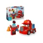 Rode Mack LEGO Duplo truck met race pitstop, oranje kegel en productdoos op de achtergrond