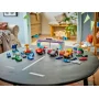 Overzicht van de complete LEGO set met F1-paddock, vier kleurrijke racewagens, coureurs en accessoires op speeltafel