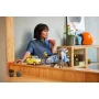 Lichtblauwe LEGO Vespa op houten plank naast gele Volkswagen Kever in moderne woonkamer Lichtblauwe LEGO Vespa op houten plank naast gele Volkswagen Kever in moderne woonkamer