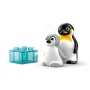 LEGO-figuren van een zwart-witte ouder-pinguïn met oranje snavel en een grijze baby-pinguïn, met doorschijnend blauw blok LEGO-figuren van een zwart-witte ouder-pinguïn met oranje snavel en een grijze baby-pinguïn, met doorschijnend blauw blok